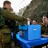 Binh sỹ Israel bỏ phiếu sớm tại một địa điểm bầu cử gần biên giới Israel và Dải Gaza ngày 7/4. (Ảnh: AFP/TTXVN)