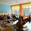 Giáo viên tập trung tại một lớp học trong thời gian đình công ở Gdansk, Ba Lan, ngày 8/4. (Ảnh: PAP/TTXVN)