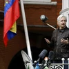 Nhà sáng lập Wikileaks Julian Assange phát biểu tại Đại sứ quán Ecuador ở London của Anh, ngày 19/5/2017. (Nguồn: AFP)