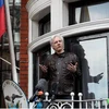 Ông Julian Assange nói chuyện với giới truyền thông từ ban công Đại sứ quán Ecuador ngày 19/5/2017, tại London. (Nguồn: Getty Images)