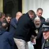Nhà sáng lập WikiLeaks Julian Assange (giữa, phía sau) bị cảnh sát bắt giữ và áp giải khỏi Đại sứ quán Ecuador ở London ngày 11/4. (Ảnh: Rupity/TTXVN)