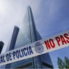 Một đoạn dây bao quanh của cảnh sát với dòng chữ: "Đừng vượt qua" được chụp trước các tòa tháp của nhà chọc trời - nơi đặt một số đại sứ quán, sau một vụ đe dọa đánh bom, tại Madrid, Tây Ban Nha vào ngày 16/4. (Nguồn: Reuters)