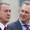 Bộ trưởng Quốc phòng Thổ Nhĩ Kỳ Hulusi Akar (bên trái) và quyền Bộ trưởng Quốc phòng Mỹ Patrick Shanahan. (Nguồn: Reuters)