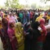 Cử tri Ấn Độ xếp hàng chờ bỏ phiếu tại một địa điểm bầu cử ở làng Samuguri, cách thủ phủ Guwahati, bang Assam khoảng 150km ngày 11/4 vừa qua. (Ảnh: AFP/TTXVN)