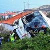 Lực lượng cứu hộ làm nhiệm vụ tại hiện trường vụ tai nạn lật xe khách ở Canico, đảo Madeira của Bồ Đào Nha ngày 17/4. (Ảnh: AFP/TTXVN)