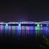 Cầu Trường Tiền lung linh về đêm dưới hiệu ứng chiếu sáng từ hệ thống đèn led mới. (Ảnh: Hồ Cầu/TTXVN)