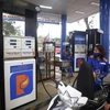 Khách đến mua xăng tại cửa hàng xăng dầu số 85, Công ty xăng dầu khu vực I ở phố Nguyễn Văn Cừ, Gia Thuỵ, quận Long Biên, Hà Nội. (Ảnh: Minh Quyết/TTXVN)