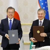 Tổng thống Hàn Quốc Moon Jae-in (trái) và người đồng cấp Uzbekistan Shavkat Mirziyoyev (phải) sau lễ ký tuyên bố chung tại Tashkent, Uzbekistan ngày 19/4. (Ảnh: Yonhap/TTXVN)