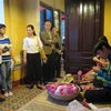 Xã Phú Mậu thu hút khách tham quan nghề làm hoa sen giấy Thanh Tiên. (Ảnh: Quốc Việt/TTXVN)