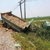 Nghệ An: Va chạm với tàu hỏa, tài xế xe tải tử vong trong cabin