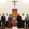 Bà Trương Thị Mai tặng hoa chúc mừng Lễ Phục sinh Tổng Giám Mục Hà Nội Guise Vũ Văn Thiên. (Ảnh: Phương Hoa/TTXVN)