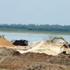 Khai thác cát trong hồ Dầu Tiếng. (Ảnh: Thanh Tân/TTXVN)