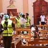 Lực lượng an ninh điều tra tại hiện trường vụ nổ bên trong nhà thờ ở Negombo, phía bắc thủ đô Colombo của Sri Lanka, ngày 21/4. (Ảnh: AFP/TTXVN)