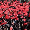 Những người ủng hộ lãnh đạo đối lập Kemal Kilicdaroglu tụ tập bên ngoài Trụ sở CHP ở Ankara sau khi ông bị một đám đông đấm và đá trong một đám tang ngày 21/4. (Nguồn: AFP)