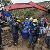 Lực lượng cứu hộ chuyển thi thể nạn nhân tại hiện trường vụ lở đất ở Rosas, tỉnh Valle del Cauca, miền Tây Nam Colombia ngày 21/4. (Ảnh: AFP/TTXVN)