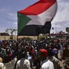 Người biểu tình tập trung bên ngoài tổng hành dinh quân đội ở thủ đô Khartoum của Sudan, phản đối Hội đồng quân sự chuyển tiếp điều hành đất nước, ngày 14/4 vừa qua. (Ảnh: AFP/TTXVN)