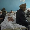 Người bị thương trong vụ đánh bom điều trị tại bệnh viện ở Kabul, Afghanistan. (Ảnh: AFP/TTXVN)