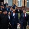 Nhà lãnh đạo Triều Tiên Kim Jong-un (trái, phía trước) trong cuộc gặp các quan chức Nga tại thị trấn biên giới Khasan thuộc vùng Primorye của Nga, ngày 24/4. (Ảnh: AFP/TTXVN)
