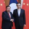 Thủ tướng Trung Quốc Lý Khắc Cường (phải) và Tổng Bí thư, Chủ tịch nước Lào Bounnhang Vorachit tại cuộc gặp ở Bắc Kinh ngày 25/4. (Ảnh: THX/TTXVN)