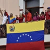 Tổng thống Venezuela Nicolas Maduro (giữa) phát biểu với những người ủng hộ tại Caracas ngày 23/1 vừa qua. (Ảnh: AFP/TTXVN)
