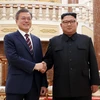 Nhà lãnh đạo Triều Tiên Kim Jong-un (phải) và Tổng thống Hàn Quốc Moon Jae-in tại Hội nghị thượng đỉnh lần ba ở Bình Nhưỡng ngày 18/9/2018. (Ảnh: AFP/TTXVN) 