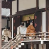 Nhật Hoàng Akihito (phải) rời khỏi ngôi đền Hoàng gia Kashikodokoro sau một nghi lễ trong lễ thoái vị, tại Tokyo ngày 30/4. (Ảnh: AFP/TTXVN) 