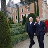 Tổng thống Pháp Emmanuel Macron (phải) và người đồng cấp Italy Sergio Mattarella (trái) thăm quan khuôn viên tòa lâu đài Clos Luce ở Amboise (Pháp), nhân lễ tưởng niệm 500 năm ngày mất của đại danh họa Leonardo da Vinci ngày 2/5. (Ảnh: AFP/TTXVN)