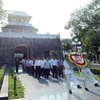 Đoàn đại biểu tỉnh Điện Biên đến đặt vòng hoa tưởng niệm các Anh hùng, liệt sỹ tại Nghĩa trang liệt sỹ A1. (Ảnh: Phan Tuấn Anh/TTXVN)
