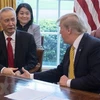 Tổng thống Mỹ Donald Trump (phải) trong cuộc gặp Trưởng đoàn đàm phán thương mại cấp cao của Trung Quốc, Phó Thủ tướng Lưu Hạc (trái) tại Washington DC., ngày 4/4 vừa qua. (Ảnh: AFP/TTXVN)
