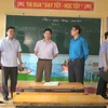 Đoàn công tác đến thăm Trường Tiểu học Đồng Lương, nơi xảy ra vụ án. (Ảnh: Khiếu Tư/TTXVN)