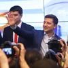 Tổng thống Ukraine Volodymyr Zelensky (thứ 2, phải) bên những người ủng hộ sau khi kết quả thăm dò cuộc bầu cử Tổng thống được công bố ở Kiev, ngày 21/4 vừa qua. (Ảnh: THX/TTXVN)