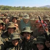 Tổng thống Nicolas Maduro (giữa) chụp ảnh với các binh sỹ trong chuyến thị sát cuộc diễn tập của Lực lượng vũ trang quốc gia Bolivar (FANB) tại thành phố El Pao, Venezuela. (Ảnh: AFP/TTXVN)