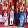 Thủ tướng Nguyễn Xuân Phúc cùng Phu nhân và Thủ tướng Nepal K.P. Sharma Oli cùng Phu nhân chụp ảnh chung tại Trụ sở Chính phủ, trước khi tiến hành hội đàm. (Ảnh: Văn Điệp/TTXVN)