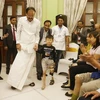 Phó Tổng thống Ấn Độ Venkaiah Naidu với người khuyết tật được lắp chân giả của hai tỉnh Quảng Ninh và Yên Bái. (Ảnh: Lâm Khánh/TTXVN) 