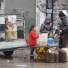 Người dân mua xăng dầu trên phố ở tỉnh Idlib, Syria. (Ảnh: AFP/TTXVN)