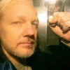 Nhà sáng lập WikiLeaks Julian Assange tới tòa án ở London, Anh ngày 1/5 vừa qua. (Ảnh: AFP/TTXVN)