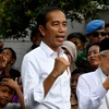Tổng thống Indonesia Joko Widodo (giữa) và ông Ma'ruf Amen (phải) xuất hiện trước người dân ở Jakarta ngày 21/5. (Ảnh: AFP/TTXVN)