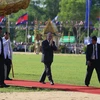 Quốc vương Norodom Sihamoni chào mừng người dân đến tham dự buổi lễ. (Ảnh: PV/TTXVN)