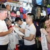 Các Tổng lãnh sự tại Thành phố Hồ Chí Minh tham gia tặng túi vải tái sử dụng cho tiểu thương và người đi chợ Bến Thành. (Ảnh: Xuân Khu/TTXVN)