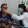 Người nghiện thuốc lá được thử nồng độ CO trước khi điều trị cai nghiện tại Bệnh viện Quận 11 Thành phố Hồ Chí Minh. (Ảnh: Đinh Hằng/TTXVN)