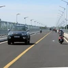 Các phương tiện lưu thông trên cầu Đà Rằng mới. (Ảnh: Thế Lập/TTXVN)