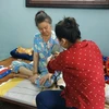 Bác sỹ bệnh viện Ung bướu Thành phố Hồ Chí Minh khám bệnh tại nhà cho bệnh nhân ung thư tại quận 2. (Ảnh: Đinh Hằng/TTXVN)