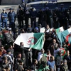 Người dân tham gia biểu tình tại Algiers của Algeria. (Ảnh: THX/TTXVN)