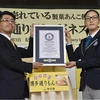 Chủ tịch Công ty, ông Shinichiro Akimaru nhận Giấy chứng nhận. (Nguồn: Kyodo)