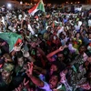 Người biểu tình tập trung tại thủ đô Khartoum của Sudan. (Ảnh: AFP/TTXVN)