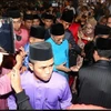 Thủ tướng Mahathir gặp gỡ người dân tại buổi lễ. (Nguồn: New Straits Times)