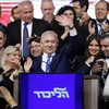 Thủ tướng Israel Benjamin Netanyahu (giữa) vẫy chào những người ủng hộ sau khi kết quả bầu cử được công bố, tại trụ sở đảng Likud ở Tel Aviv, ngày 10/4 vừa qua. (Ảnh: AFP/TTXVN)