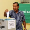 Cử tri bỏ phiếu tại điểm bầu cử ở Phnom Penh, Campuchia ngày 26/5 vừa qua. (Ảnh: THX/TTXVN)