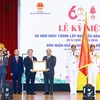 Thủ tướng Nguyễn Xuân Phúc trao tặng Huân chương Lao động Hạng Nhì cho Học viện Hành chính Quốc gia. (Ảnh: Thống Nhất/TTXVN) 