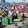 Hàng hóa được xếp tại cảng ở Thanh Đảo, tỉnh Sơn Đông của Trung Quốc. (Ảnh: AFP/TTXVN)